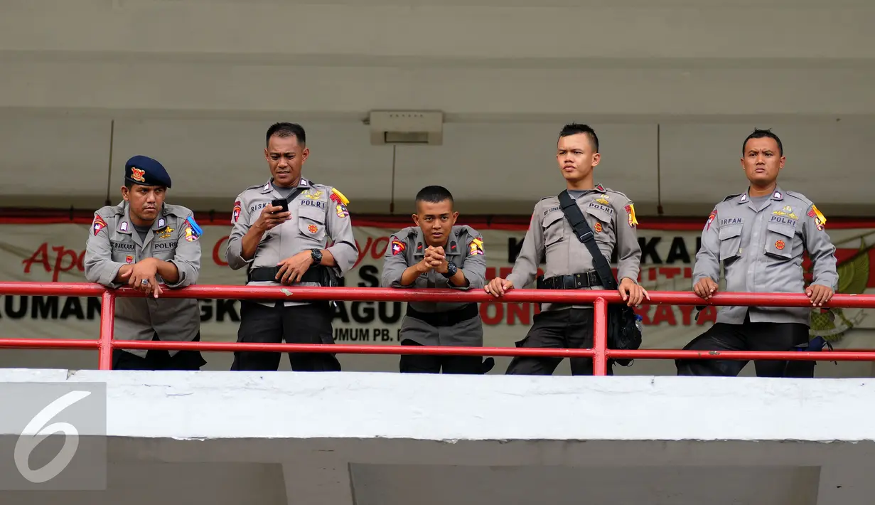 Personil kepolisian berjaga di sekitar Stadion GBK Jakarta, Minggu (3/4/2016). Jelang laga final Piala Bhayangkara 2016, 11.000 personil gabungan disiagakan di kawasan Stadion Gelora Bung Karno. (Liputan6.com/Helmi Fithriansyah)