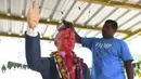 Bussa Krishna (33) saat memandikan patung Presiden AS Donald Trump di Desa Konney, Telangana, negara bagian India selatan (14/2/2020). Bussa Krishna merupakan penggemar berat Presiden AS, Donald Trump. (AFP/Noah Seelam)