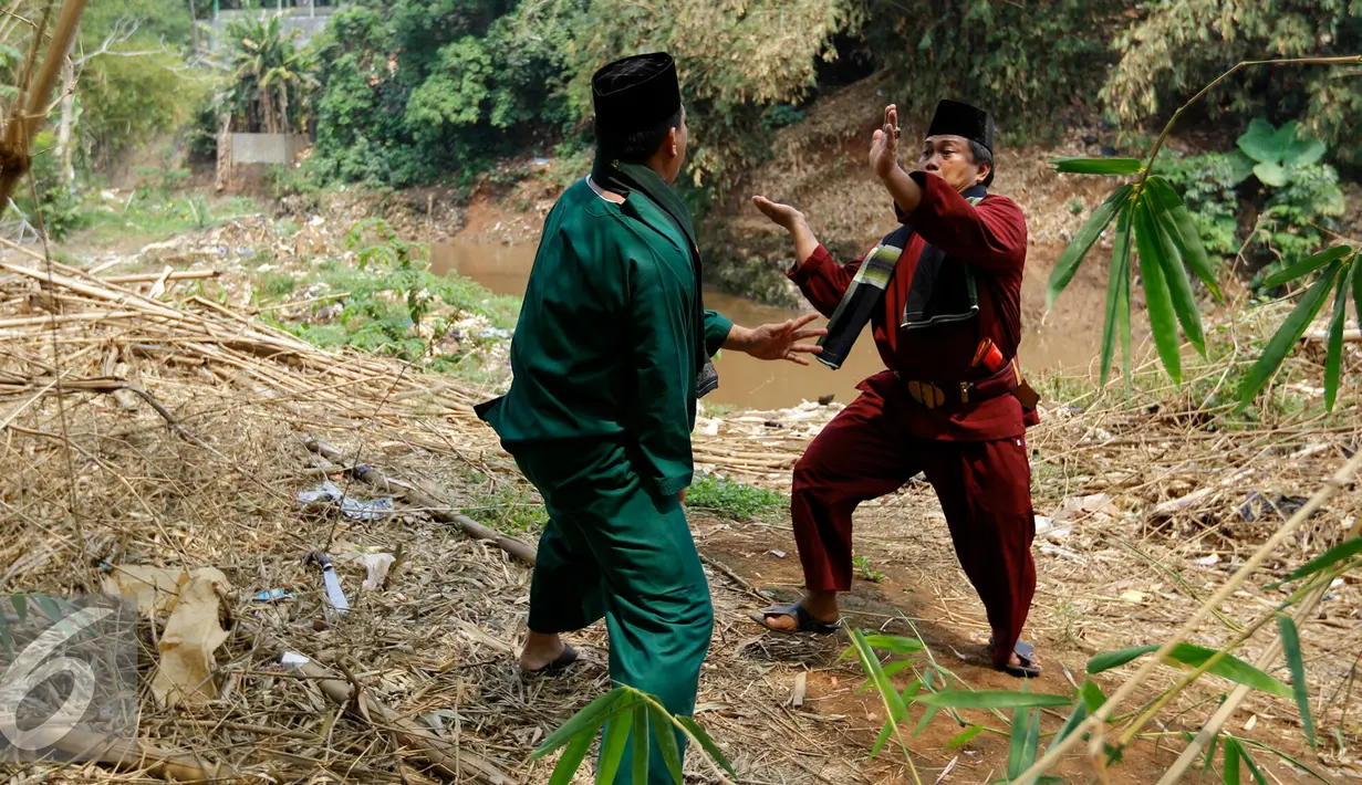 Warga menampilkan beladiri silat khas Betawi saat perayaan Hari Ciliwung 2015 di Condet, Jakarta Timur, Rabu (11/11/2015). (Liputan6.com/Yoppy Renato)