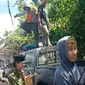 Nampak peserta demo anarkis di depan kantor Kejaksaan Negeri Tasikmalaya, Jawa Barat, tengah melakukan pengrusakan terhadap mobil patroli milik Polres Tasikmalaya. (Liputan6.com/Jayadi Supriadin)