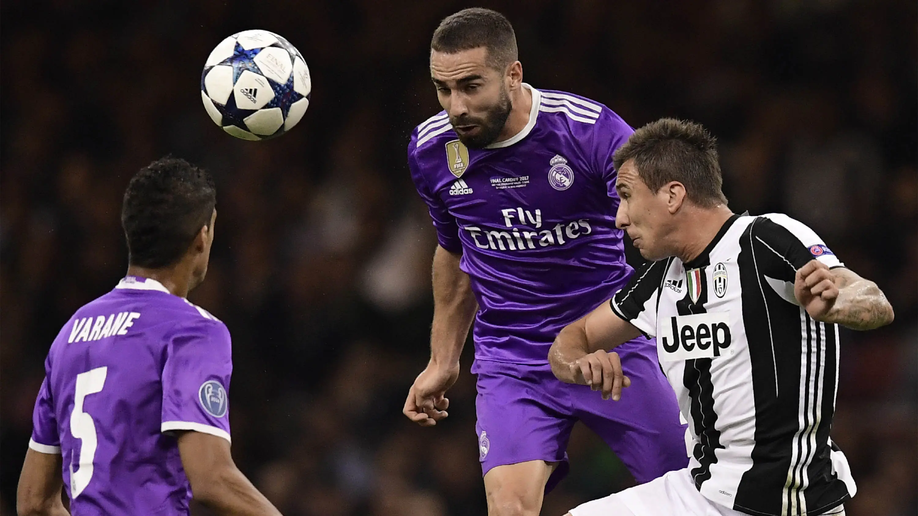 Bek Real Madrid, Dani Carvajal, membuang bola dari striker Juventus, Mario Mandzukic, pada laga final Liga Champions di Stadion Stadion Millenium, Cardiff, Sabtu (3/6/2017) (AFP/Javier Soriano)