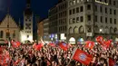 Para suporter Bayern Munich, dengan setia menunggu iring-iringan parade pemain untuk merayakan gelar juara Bundesliga 2013-2014 di Munich, (10/5/2014). (REUTERS/Lukas Barth)