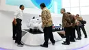 Presiden Joko Widodo (Jokowi) didampingi Menteri Perindustrian Airlangga Hartarto saat meninjau mobil konsep Daihatsu pada pembukaan GAIKINDO Indonesia International Auto Show (GIIAS) 2018 di ICE BSD, Tangsel, Kamis (2/8). (Liputan6.com/Fery Pradolo)