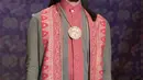 Ghea Panggabean menggunakan beberapa kain tradisional dalam koleksinya yang bertajuk The Spice & Silk Route from Sumatra to Java saat ditampilkan di IPMI Trend Show 2017, Jakarta, Selasa (8/11). (Liputan6.com/Gempur M Surya)