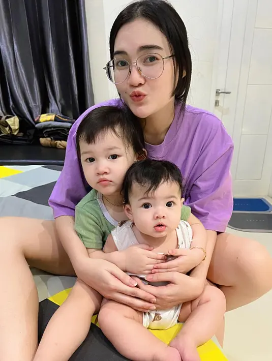 Nella menikmati momen bersama si kecil setelah lima hari tak bertemu. "Setelah 5 hari LDR sama krucil-krucil ku 🥹 sampe rumah langsung berpelukan. Sehat terus ya cantik-cantik e mama papa," tulis nellakharisma. [Instagram/nellakharisma]