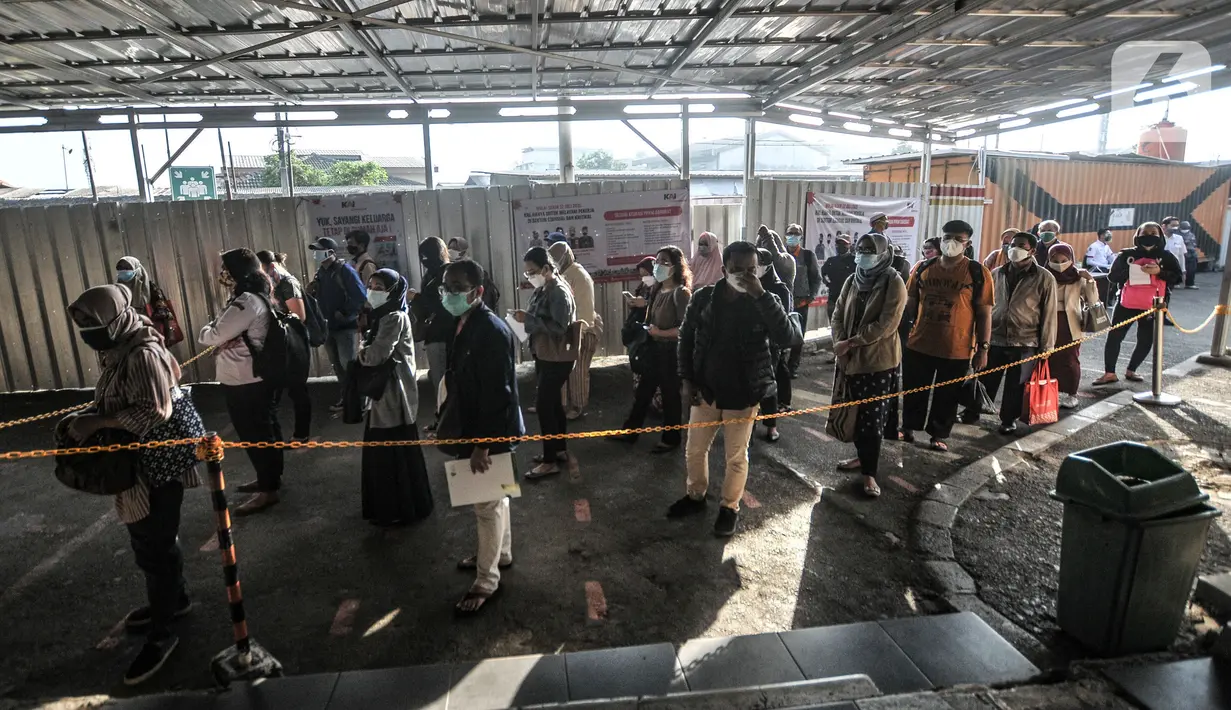 Calon penumpang KRL mengantre saat pemeriksaan Surat Tanda Registrasi Pekerja (STRP) di Stasiun Bekasi, Jawa Barat, Selasa (13/7/2021). KAI Commuter mewajibkan calon penumpang KRL menunjukkan STRP sebagai syarat perjalanan selama masa PPKM Darura. (merdeka.com/Iqbal S. Nugroho)