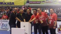 Ketua PP PBVSI Imam Sudjarwo (tengah) membuka putaran pertama Proliga 2019 di GOR Amongrogo, Yogyakarta, Jumat (7/12/2018). (Liputan6.com/Switzy Sabandar)