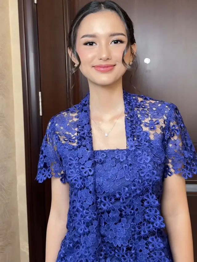 Sarah Menzel saat Wisuda Calon Suaminya Azriel Hermansyah. [@cantikawannadewi]