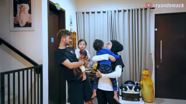 7 Momen Kebersamaan Donny Michael dan Aryani saat Sahur Bersama Buah Hati
