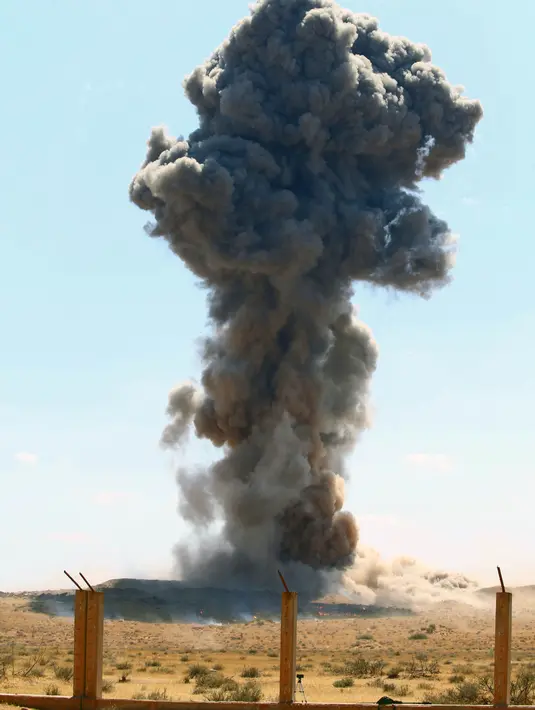 Ledakan sisa-sisa bahan peledak di Al-Hira, sekitar 65 km sebelah barat daya Tripoli, Libya (22/7/2020). Kementerian Pertahanan Libya dari pemerintahan yang didukung PBB pada Rabu (22/7) menghancurkan bahan peledak sisa perang dari berbagai daerah konflik di Tripoli selatan. (Xinhua/Hamza Turkia)