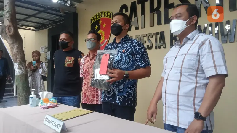 Kasat Reskrim Polresta Banyuwangi AKP Agus Subarnapraja menunjukkan  barang bukti seragam silat yang digunakan korban dan pelaku pada saat kejadian. (Hermawan Arifianto/Liputan6.com).