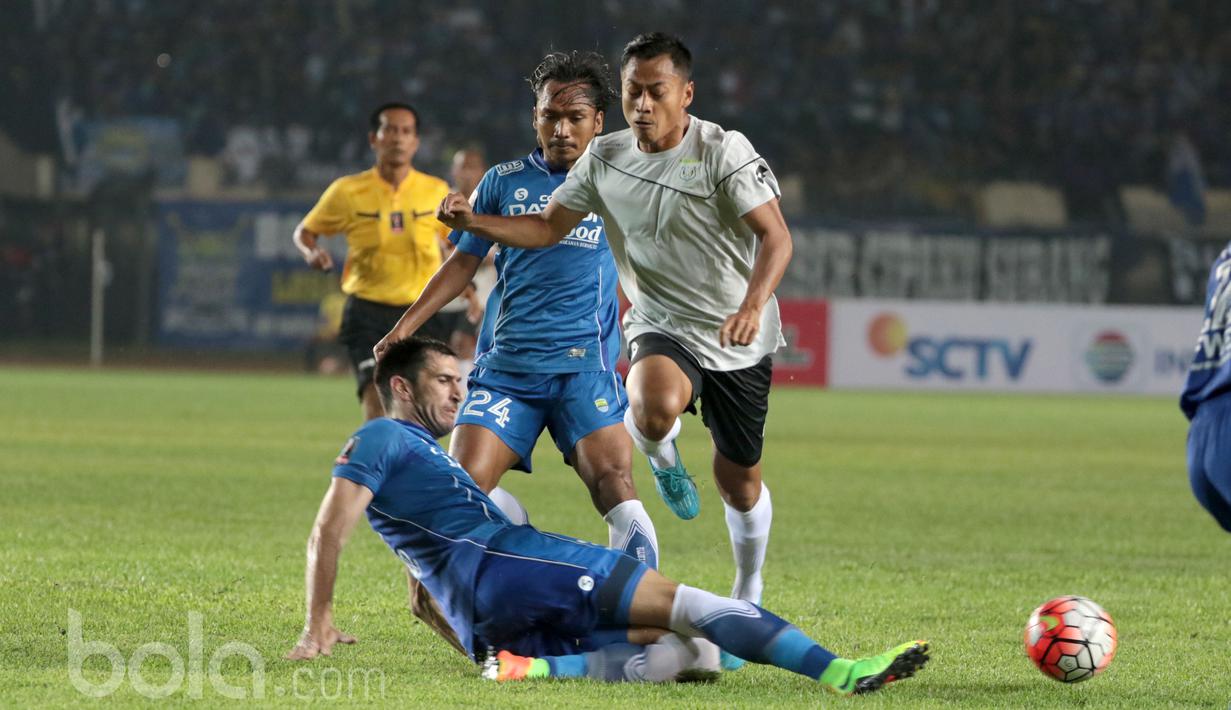 Persib Bandung mengalahkan Persela Lamongan 2-0 pada laga terakhir Grup 3 Piala Presiden 2017 di Stadion Si Jalak Harupat, Soreang, Kabupaten Bandung, Jumat (17/2/2017).  (Bola.com/Nicklas Hanoatubun)