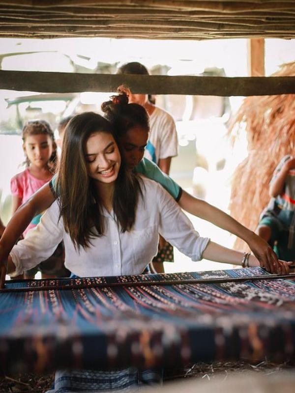 Potret Liburan Raline Shah di Nihi Sumba, Belajar Menenun dan Berkuda di Pantai. (Sumber: Instagram/ralineshah)
