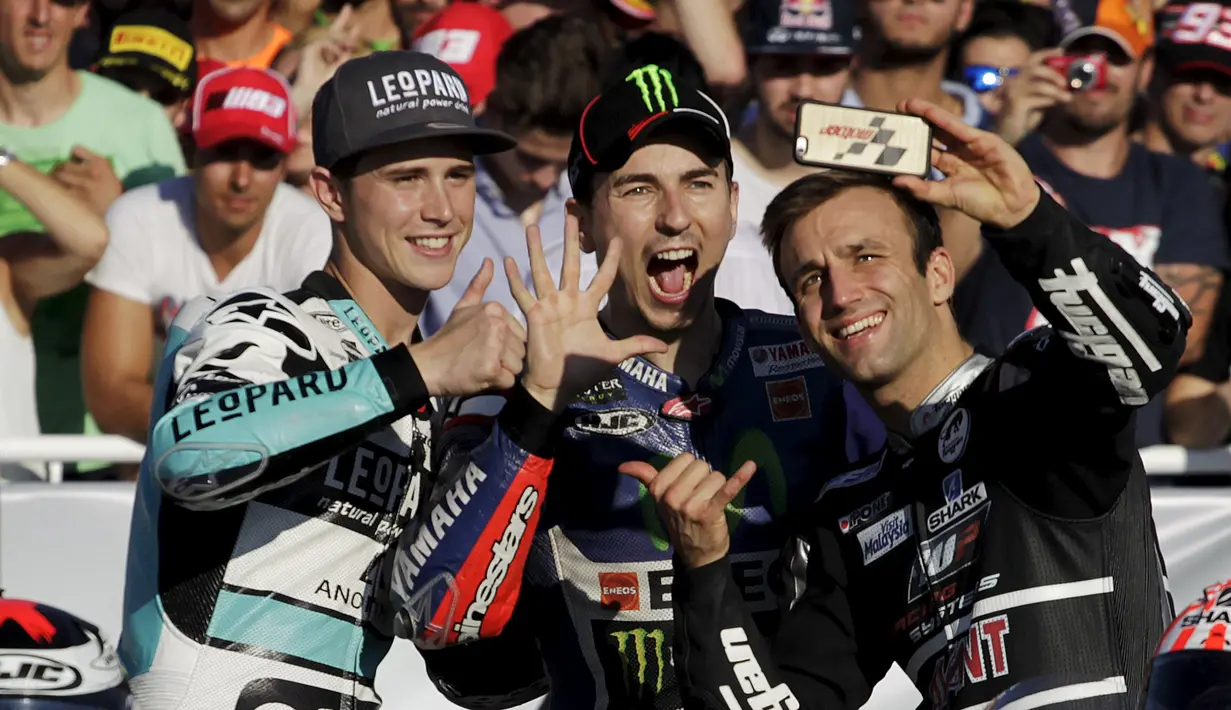Jorge Lorenzo (tengah) berselfie dengan Johann Zarco Perancis (kanan) dan Danny Kent setelah Grand Prix Valencia di Sirkuit Ricardo Tormo di Valencia, Spanyol, Minggu (8/11). (REUTERS/Heino Kalis)