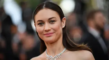 Aktris Olga Kurylenko berpose saat menghadiri penutupan dan pemutaran film The Man Who Killed Don Quixote di Festival Film Cannes di Prancis, 19 Mei 2018. Lawan main Daniel Craig dalam film James Bond 'Quantum of Solace' itu mengumumkan dirinya positif virus corona COVID-19. (Loic VENANCE/AFP)