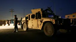 Kendaraan polisi dikerahkan di dekat lokasi ledakan yang mengguncang Ibu Kota Kabul, Afghanistan, Senin (1/8). Ledakan yang disebabkan oleh sebuah bom truk itu memutus arus listrik di seluruh ibu kota. (REUTERS/ Omar Sobhani)