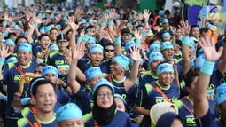 Pelari mengangkat tangan start lomba Pertamina Eco Run 2017 di Pantai Karnaval Ancol, Jakarta, Sabtu (16/12). Pertamina Eco Run 2017 diikuti ribuan pelari dari tiga kategori, yakni master, umum dan pelajar. (Liputan6.com/Helmi Fithriansyah)