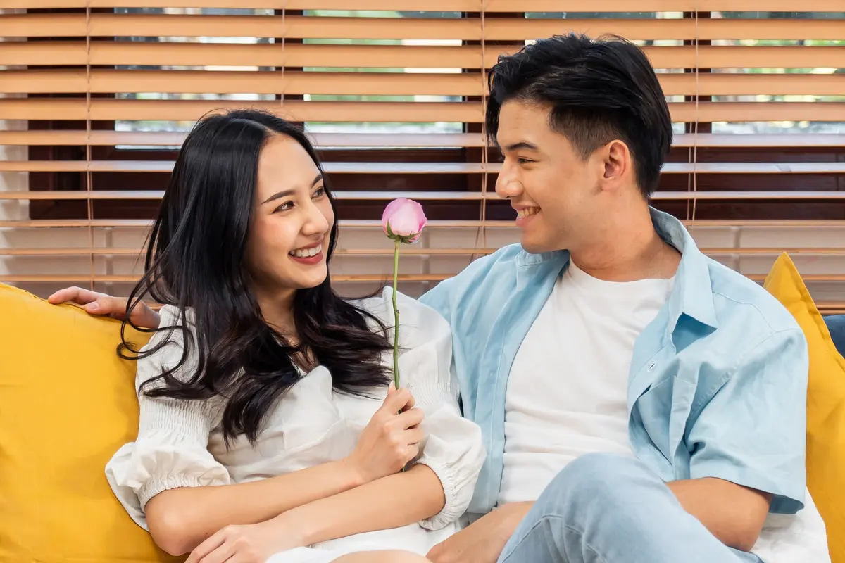 perempuan dan pasangan 8 juli sofa