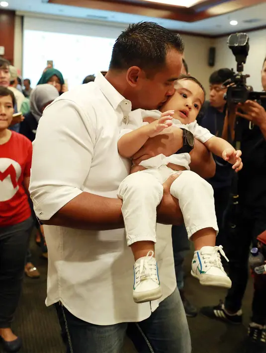 "(Kita) Ngomongin kue di dalam tempat operasi," ujar Ardie Bakrie. "Aku nggak tau lagi ngomongin apa, aku deg-degan karena kan udah dibius lokal tapi kan masih bisa ngobrol," sambung Nia Ramadhani Jumat (12/5) malam. (Nurwahyunan/Bintang.com)