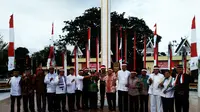 Dalam rangka memperingati Hari Lahir Pancasila, sejumlah pejabat dan tokoh Kalimantan Tengah menyatakan persatuan dan kesatuan di Tugu Sukarno, Kota Palangkaraya. (Liputan6.com/Rajana K)