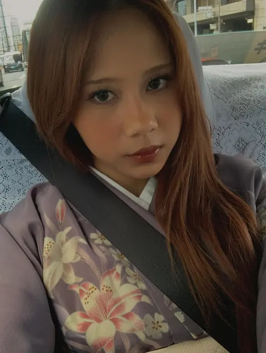 Nadin Amizah pun memulas makeup minimalis dengan sunkissed blush dan dark berry lip tint [@cakecaine]