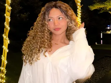 Amel Carla merayakan pesta Halloween sederhana bersama teman-temannya. Di momen tersebut, perempuan 23 tahun itu berpenampilan sebagai Carrie Bradshaw, karakter fiksi dan protagonis dari serial Amerika berjudul Sex and the City, yang diperankan oleh Sarah Jessica Parker. (Liputan6.com/IG/@amelcarla)
