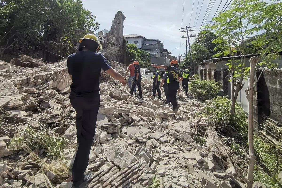 Melihat Kerusakan Akibat Gempa Magnitudo 7 yang Mengguncang Filipina