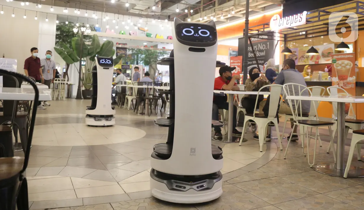 Robot bernama “Bellabot” melintasi pengunjung food court di Tangcity Mal, Kota Tangerang, Rabu (27/10/2021). Robot itu bertugas sebagai pramusaji guna meminimalisir sentuhan langsung antara pegawai dan pengunjung di saat aktivitas mal mulai beroperasi dalam masa pandemi. (Liputan6.com/Angga Yuniar)