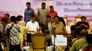 Ketua DPD, Oesman Sapta Odang (kanan) didampingi Menteri Hukum dan HAM Yasonna Laoly usai memukul gong sebagai tanda pembukaan rembuk nasional di Gedung Nusantara IV Komplek Parlemen, Senayan, Jakarta, Rabu (18/10). (Liputan6.com/Johan Tallo)