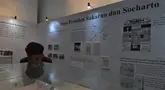 Pengunjung melihat ruang pameran arsip Kepresidenan di Taman Ismail Marzuki (TIM), Jakarta, Kamis (8/8/2024). (merdeka.com/Imam Buhori)