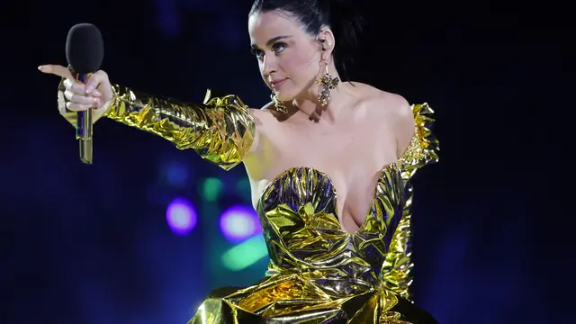 Katy Perry Guncang Konser Penobatan Raja Charles III dengan Gaun Korset Keemasan, Sosok Putri Charlotte Curi Perhatian