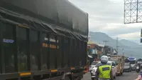 Nampak seorang petugas tengah mengamankan jalur dengan penarapan one way di lajur Limbangan-Malangbong, Garut, Jawa Barat. (Liputan6.com/Jayadi Supriadin)