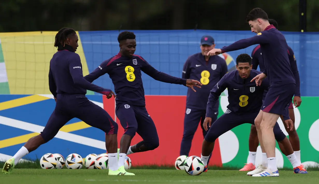 Timnas Inggris akan menghadapi Swiss di babak perempat final Euro 2024 pada Sabtu (6/7/2024) malam WIB. (Adrian DENNIS / AFP)