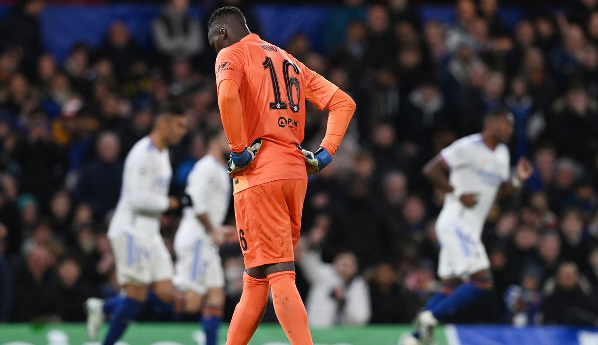 Edouard Mendy tidak berdaya dan dipaksa tiga kali memungut bola dari gawangnya. Ketiga gol Real Madrid tersebut diborong Karim Benzema, masing-masing pada menit ke-21, 24, dan 46. (AFP/Glyn Kirk)