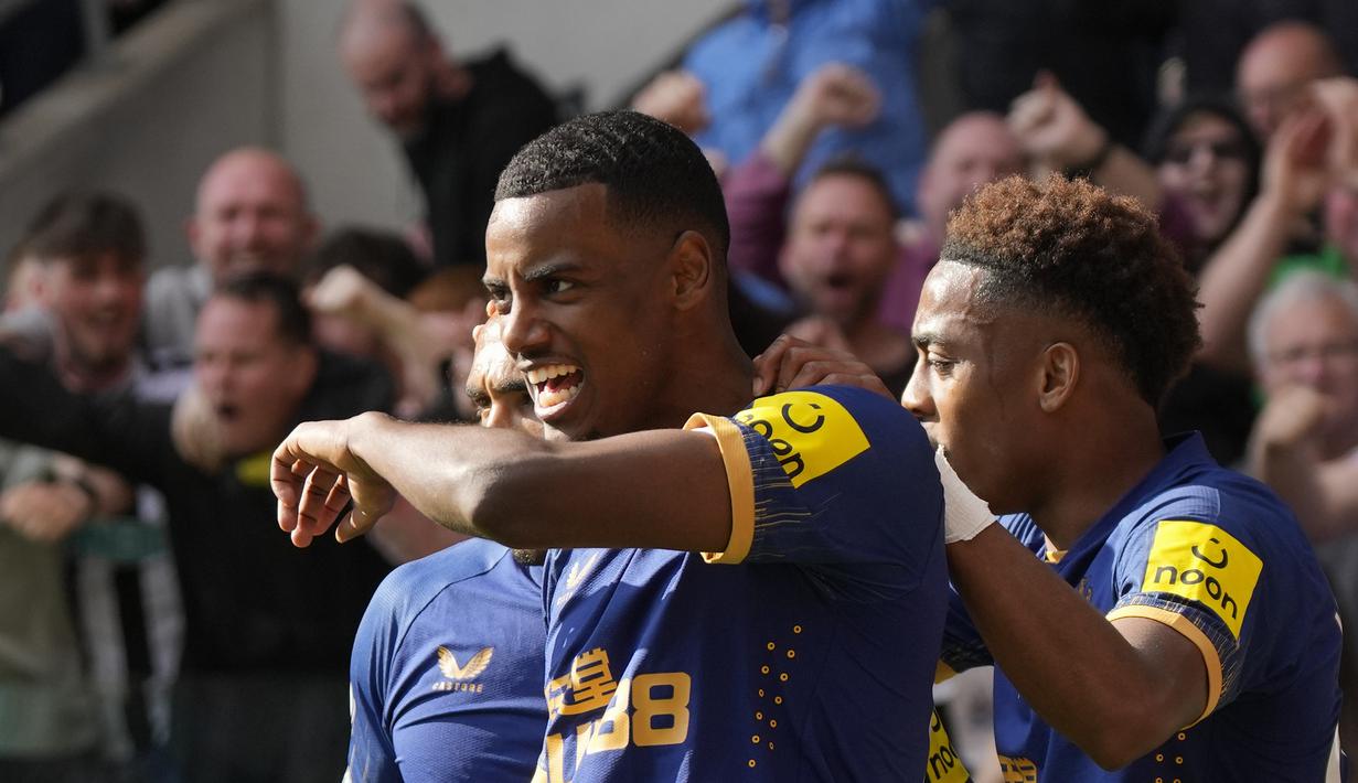 Selebrasi striker Newcastle United, Alexander Isak setelah mencetak gol kedua timnya ke gawang Brentford pada pada laga lanjutan pekan ke-30 Liga Inggris 2022/2023, Sabtu (8/4/2023) di Gtech Community Stadium, London. (AP Photo/Alastair Grant)