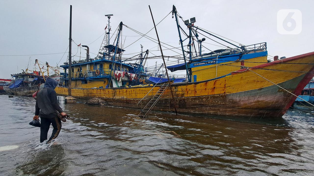Cuaca Ekstrem, Banjir Rob Landa Pelabuhan Muara Baru