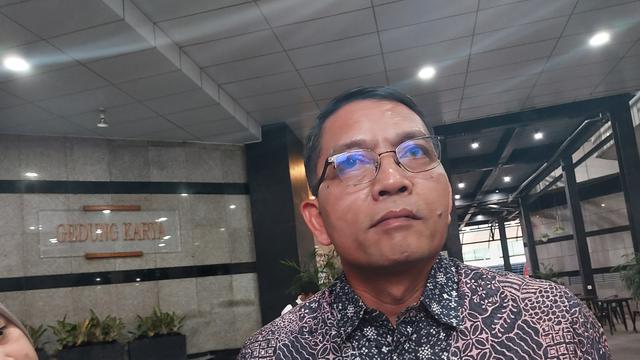 Sekretaris Jenderal Kementerian Energi dan Sumber Daya Mineral (ESDM) Dadan Kusdiana  di Kementerian Perhubungan, Jakarta, Senin (13/11/2023). Dadan mengatakan program bagi-bagi rice cooker tetap berjalan tahun ini. (Arief/Liputan6.com)