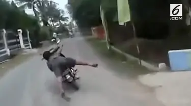 Aksi tak terpuji dilakukan seorang pemuda yang mengendarai motor kebut-kebutan dan tanpa helm. Akibatnya ia menabrak tukang sayur.