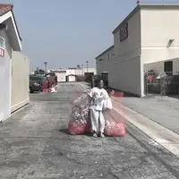 Anak Uya Kuya dan Astrid sedang melanjutkan kuliah di Amerika Serikat. Cinta tinggal di Los Angeles. Meski dikenal sebagai salah satu anak yang tajir, Cinta mencari uang dengan mengumpulkan botol bekas di Amerika Serikat. Berikut beberapa potretnya. [Youtube/Cinta]