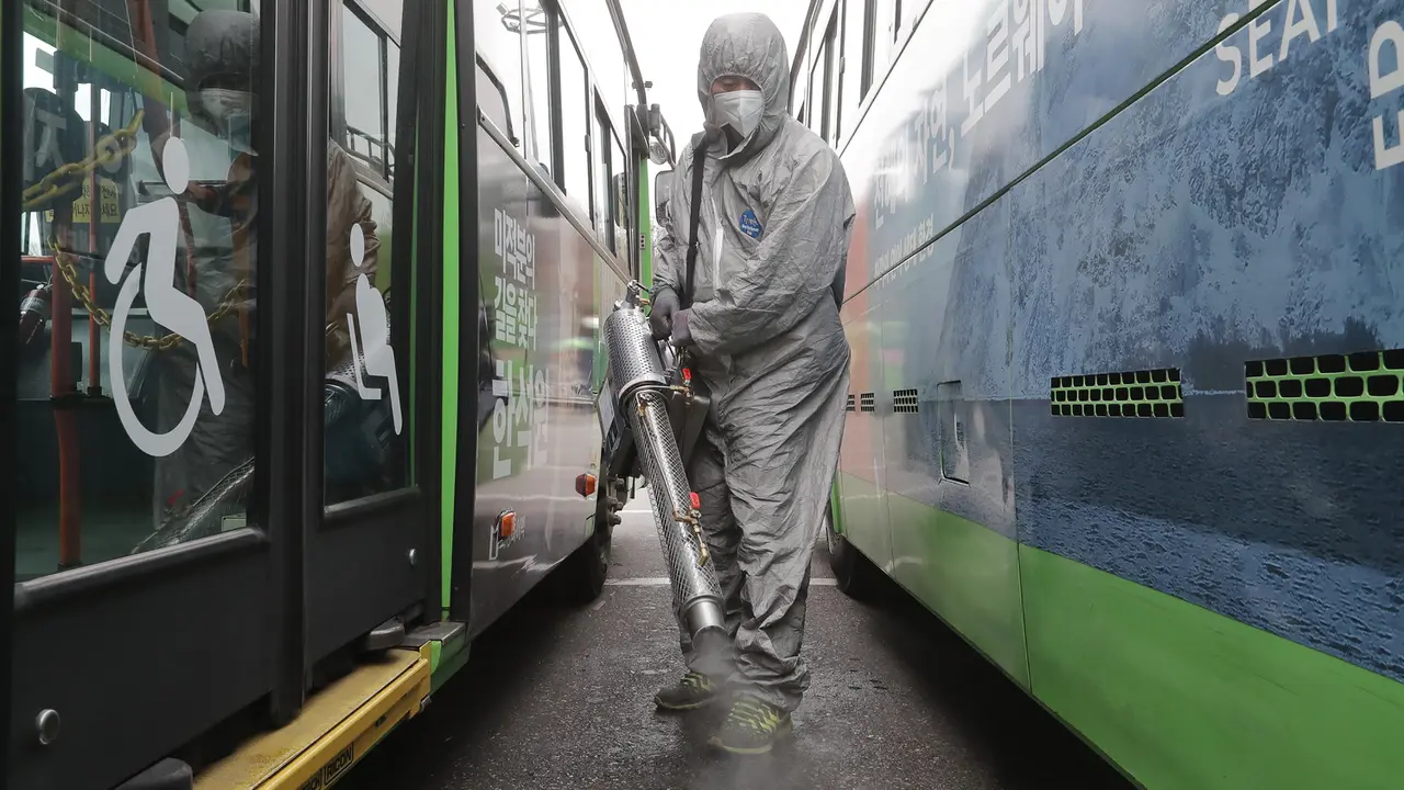 Virus COVID-19 Makin Melonjak di Korsel, Tempat Parkir Bus Disemprot Disinfektan