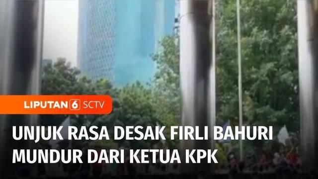 Pengurus Besar Komunitas Aktivis Muda atau PB KAMI berunjuk rasa menuntut Ketua KPK, Firli Bahuri mundur. Dalam aksinya massa melempar gedung KPK dengan telur, pengunjuk rasa juga melepas tikus ke dalam gedung KPK.