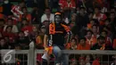 Suporter Persija menggunakan topeng saat menyaksikan laga Persija melawan PS TNI di Stadion GBK Jakarta, Jumat (10/6). Ribuan suporter Persija melakukan aksi meminta pengungkapan kasustewasnya M Fahreza (13/5) lalu. (Liputan6.com/Helmi Fithriansyah)