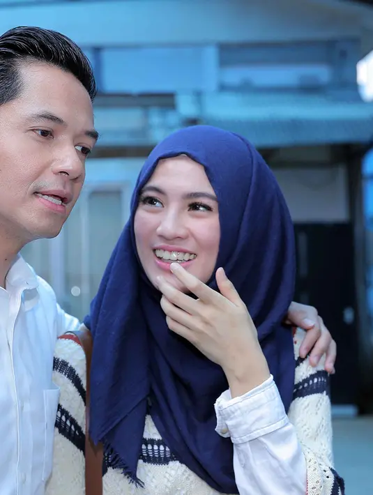 "Ini kan masih dalam proses ya, kami juga punya hak menyuarakan apa yang kami inginkan. Insha Allah kami pasti support pemerintah melaksanakan dan menunaikan kewajiban kami," ujar Dude Harlino. (Deki Prayoga/Bintang.com)