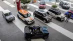 Presiden Director BMW Group, Ramesh Divyanatha dan Co Founder Indonesia Coopret Registry, Peter Anugrah menaiki mobil mini klasik pada Indonesia Mini Day 2018 di QBig BSD, Tangerang, Sabtu (15/12). (Liputan6.com/Fery Pradolo)
