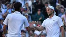 Petenis Serbia, Novak Djokovic berjabat tangan dengan petenis AS Denis Kudla setelah memenangi babak kedua Wimbledon di All England Lawn Tennis Club, London, Kamis (4/7/2019) dini hari. Djokovic melangkah ke babak ketiga setelah menang dengan skor 6-3 6-2 6-2. (Ben STANSALL/AFP)
