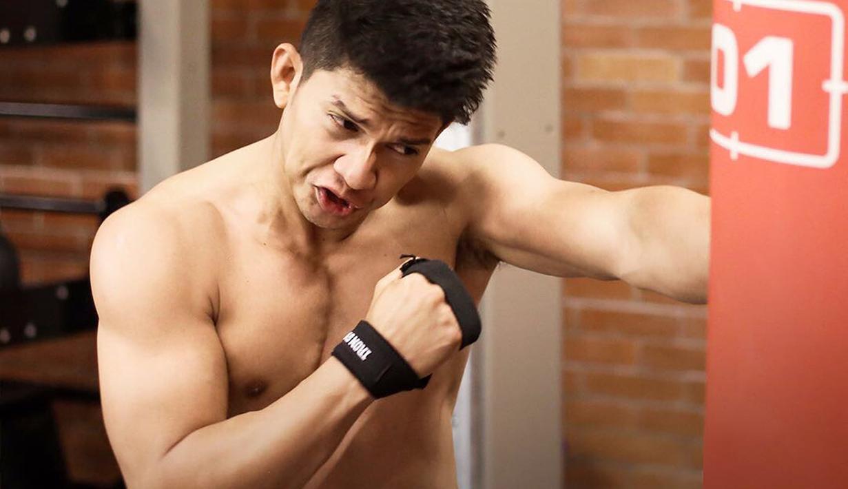 Menjadi aktor yang bermain di film action membutuhkan tubuh yang kuat dan prima. Oleh sebab itu, Iko Uwais selalu melatih tubuhnya. Iko Uwais sering kali berlatih keras seperti memperkuat kekuatan pukulan dengan meninju. (Liputan6.com/IG/@iko.uwais)