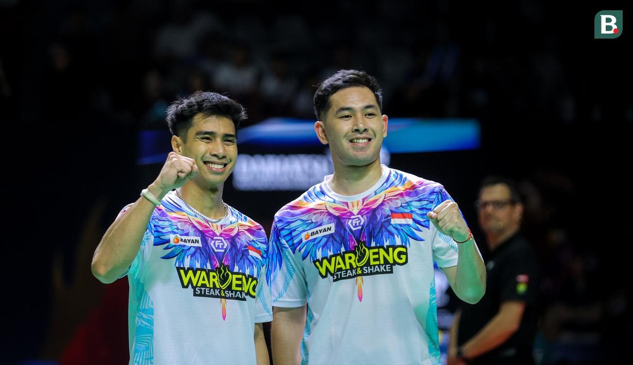 Pebulu tangkis ganda putra Indonesia, Sabar Gutama (kiri) dan Moh Reza Pahlevi berfoto bersama setelah mengalahkan pasangan Malaysia, Chia Weijie/Lwi Sheng Hao dalam laga 32 besar Indonesia Masters 2026 di Istora, Senayan, Jakarta, Selasa (20/01/2026). (Bola.com/Bagaskara Lazuardi)