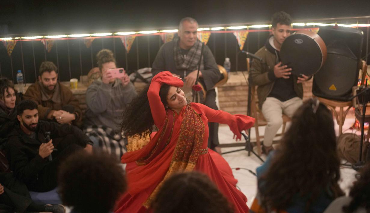 Ia juga mendirikan kelompok tari Mawlawi khusus perempuan pertama di Mesir. Tampak dalam foto, penari darwis wanita, Afnan Shaher, berputar dalam pertunjukan keagamaan untuk menandai bulan suci Ramadan di Arab Digital Expression Foundation (ADEF), di Kairo, Mesir, Jumat 27 Februari 2026. (AP Photo/Amr Nabil)