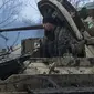 Seorang prajurit Ukraina dari Brigade Mekanik ke-47 bersiap bertempur&nbsp;menaiki kendaraan tempur Bradley, tidak jauh dari Avdiivka, wilayah Donetsk pada 11 Februari 2024, di tengah invasi Rusia ke Ukraina. (AFP/Genya Savilov)