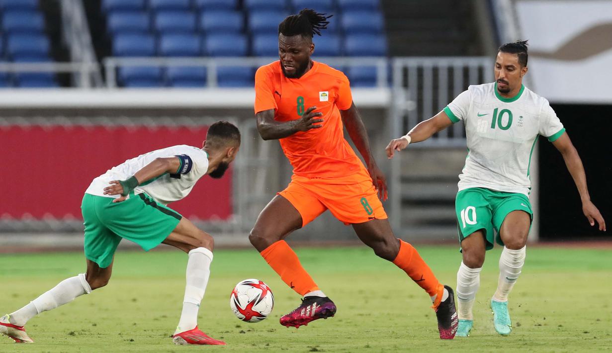 Pemain berikutnya yang bersinar di matchday pertama Olimpiade 2020 adalah Franck Kessie. Ia menjadi aktor yang krusial di balik kemenangan Pantai Gading atas Arab Saudi usai sukses mengoyak gawang milik Mohammed Al-Rubaie di pertengahan babak kedua.  (Foto: AFP/Yoshikazu Tsuno)